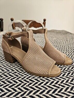 Like-New Koolaburra by Ugg Tan Chunky Wood Heel Suede Mesh Heels: Size 9
